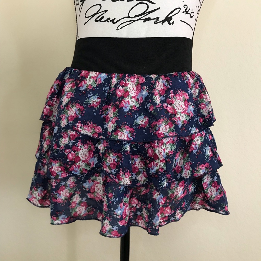 Super cute floral mini skirt! Tiered flowy fabric